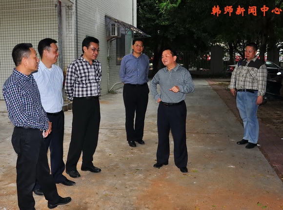 廖伟群副校长带队督查督办校园卫生清洁工作